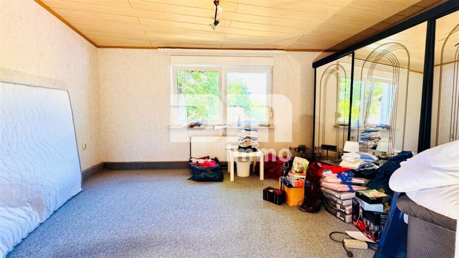 2 Einfamilienhäuser in gesuchter Wohnlage mit viel Potenzial zum Paketpreis - Haus massiv OG Schlafzimmer 1